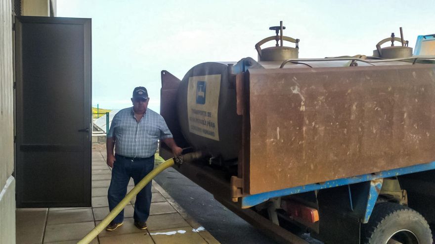Juan Crispo suministrando agua al Observatorio del Roque de los Muchachos. Crédito: José Crispo