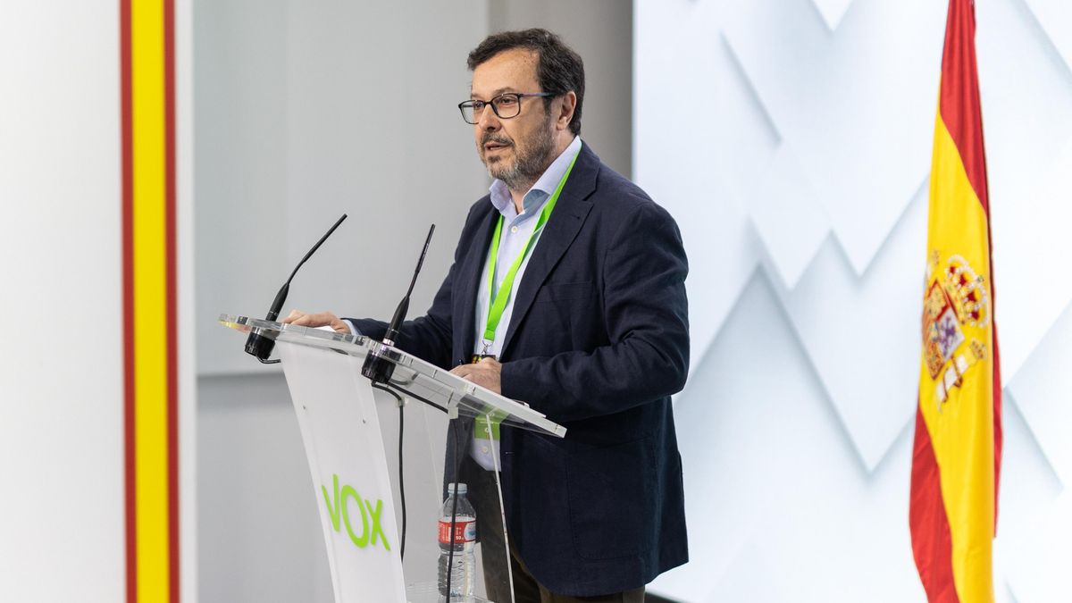 El portavoz de VOX, José Antonio Fúster, comparece en la sede de VOX.