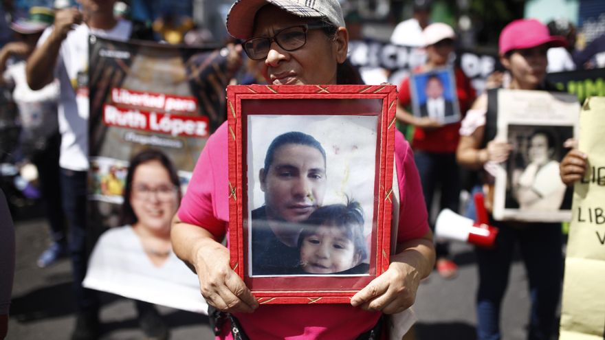 Bukele se ceba con los periodistas en su deriva autoritaria en El Salvador: "La gente renuncia por temor"