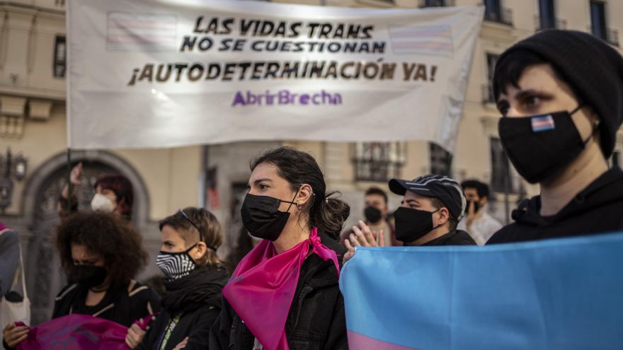 Varios centenares de personas se han concentrado ante las puertas del Ministerio de Igualdad en defensa de la Ley Trans promovida por Irene Montero y su equipo.