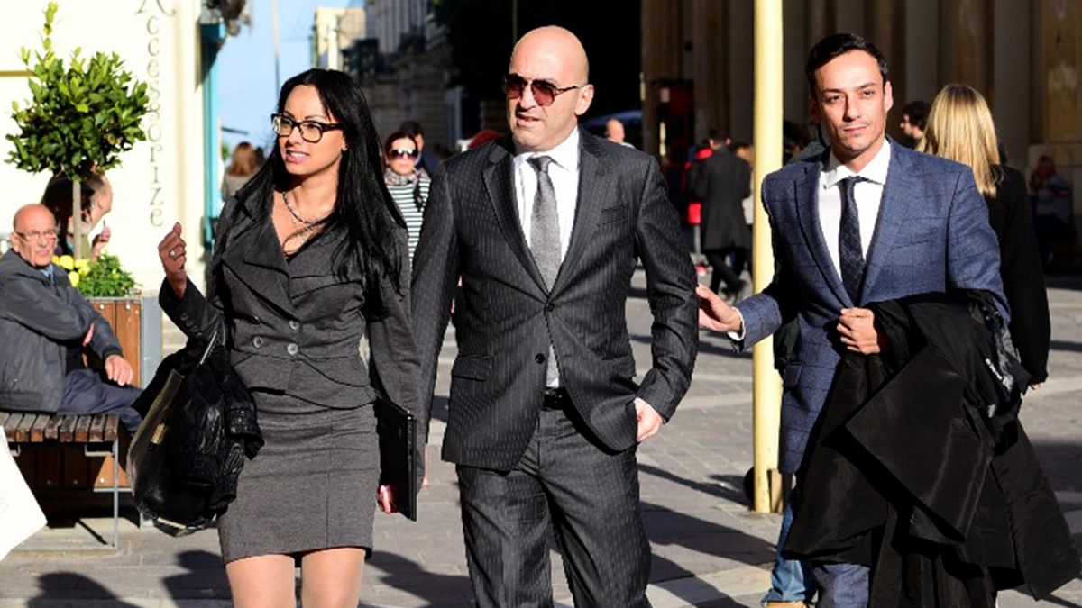 El magnate maltés Yorgen Fenech (centro), a su llegada al juzgado en 2019.