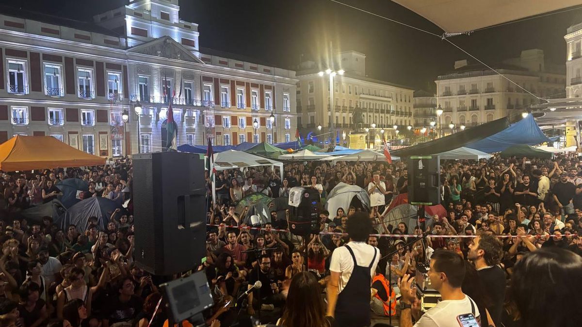 Imagen de la acampada de Sol en la noche del domingo.