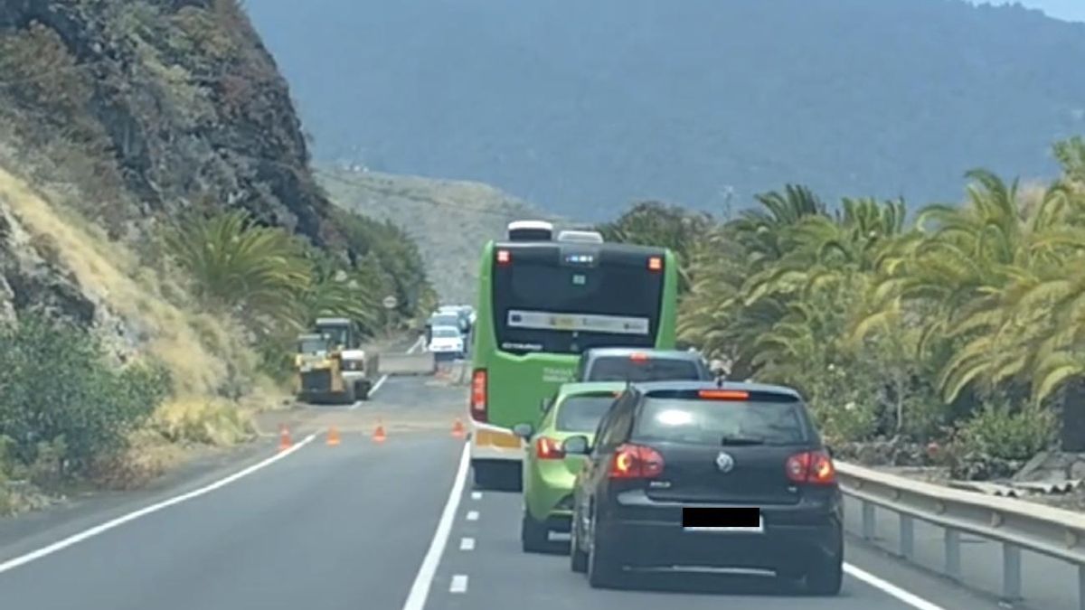 La carretera  LP-5 de acceso  al aeropuerto de La Palma ha sido reabierta con paso alterno regulado por semáforo.