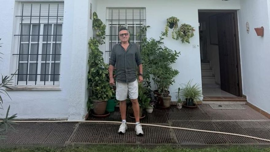 Leandro Navarro, ante la entrada de la casa en la que vive desde 1983.