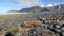 Imagen de los fragmentos de plástico que deposita la marea en la playa de Famara, en la costa norte de Lanzarote