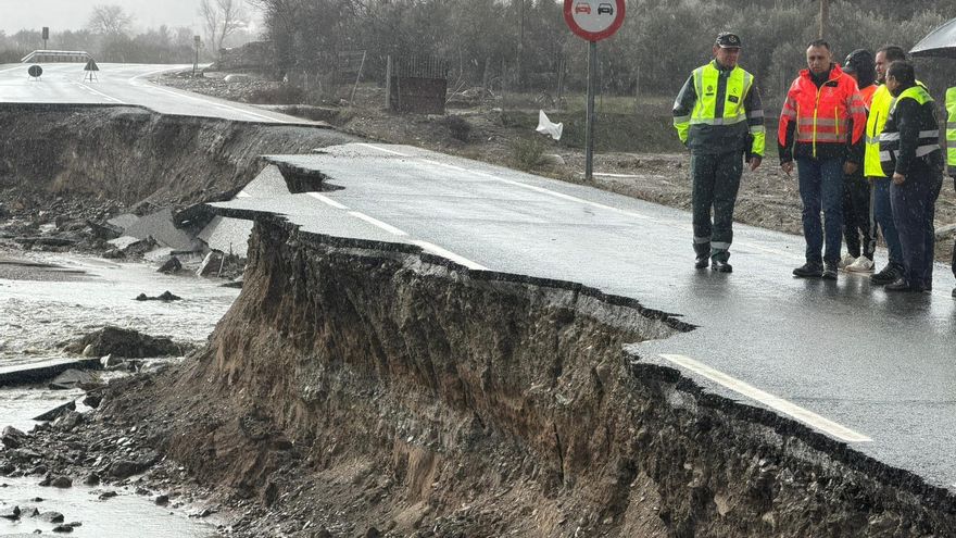 Daños causados en la carretera GR-4105, que conecta Purullena con Lugros, como consecuencia de la crecida del río Alhama debido al temporal.