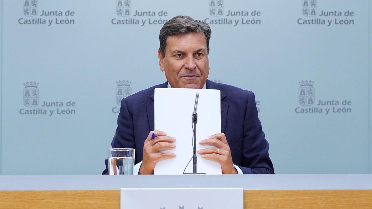 El consejero de Economía y Hacienda y portavoz de la Junta de Castilla y León, Carlos Fernández Carriedo, comparece en la rueda de prensa posterior al Consejo de Gobierno este jueves en Valladolid.