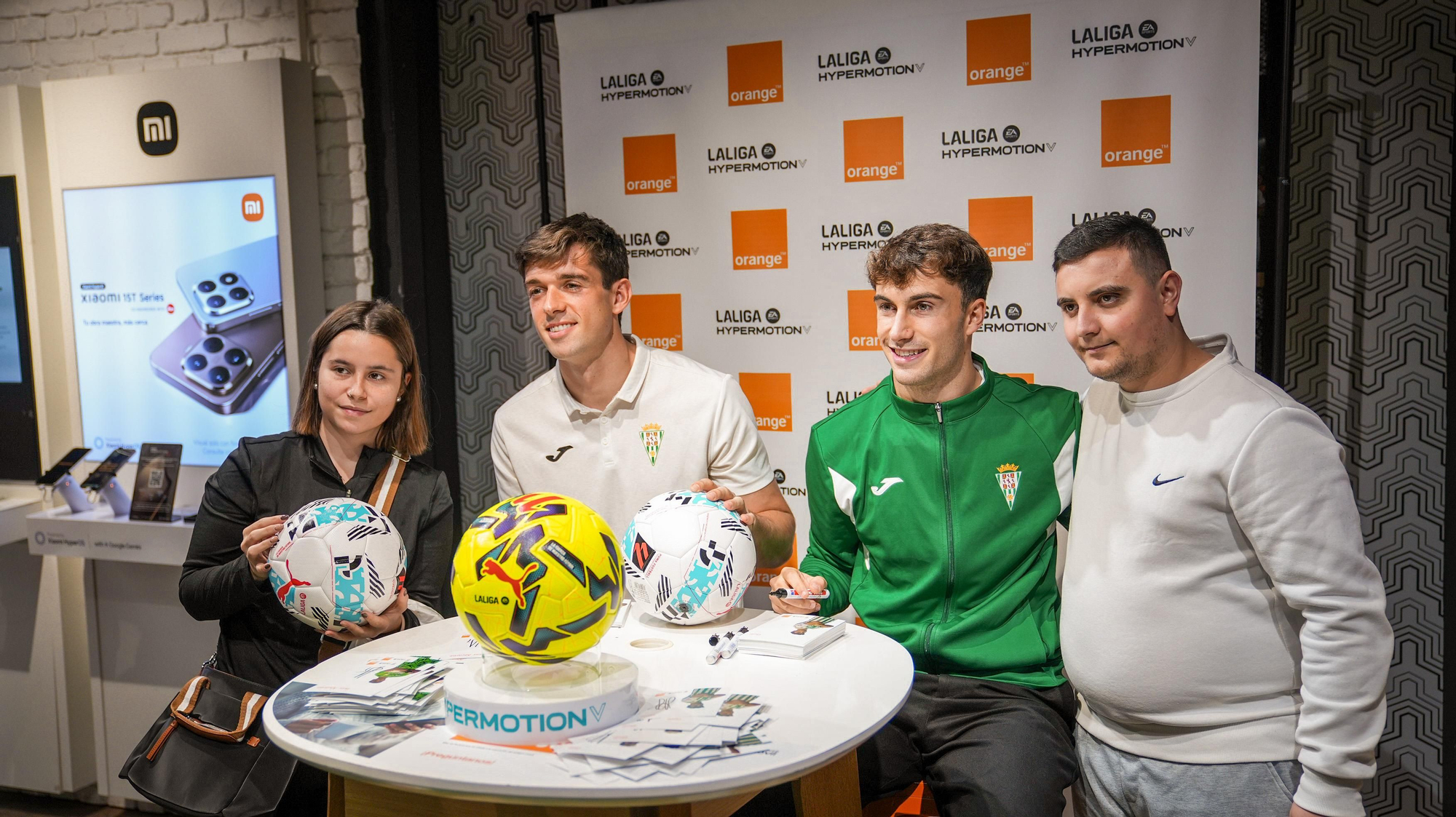 Mikel Goti e íker Álvarez firman autógrafos a los aficionados del Córdoba CF