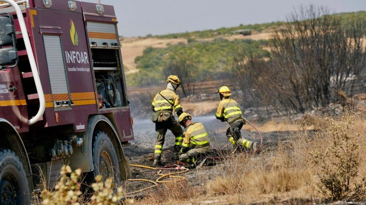Brigada terrestre de INFOAR realizando trabajos de consolidación de perímetro del incendio de las Cinco Villas