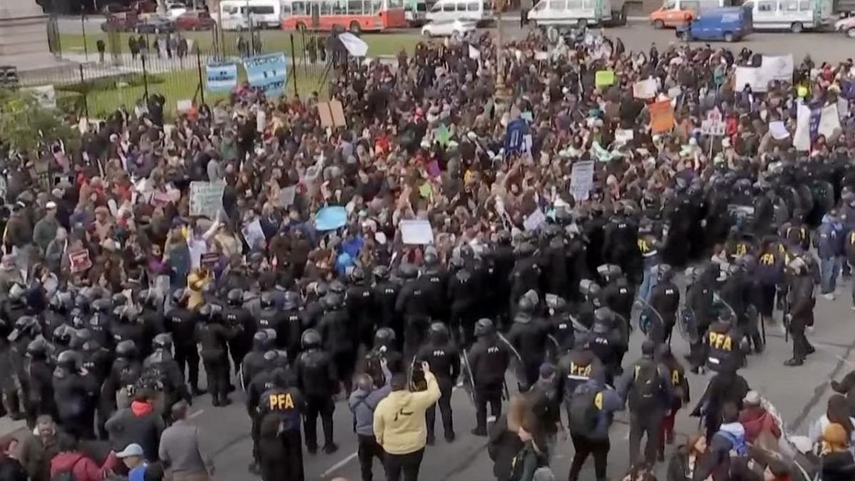 La primera protesta frente al Congreso tras el veto de Milei.