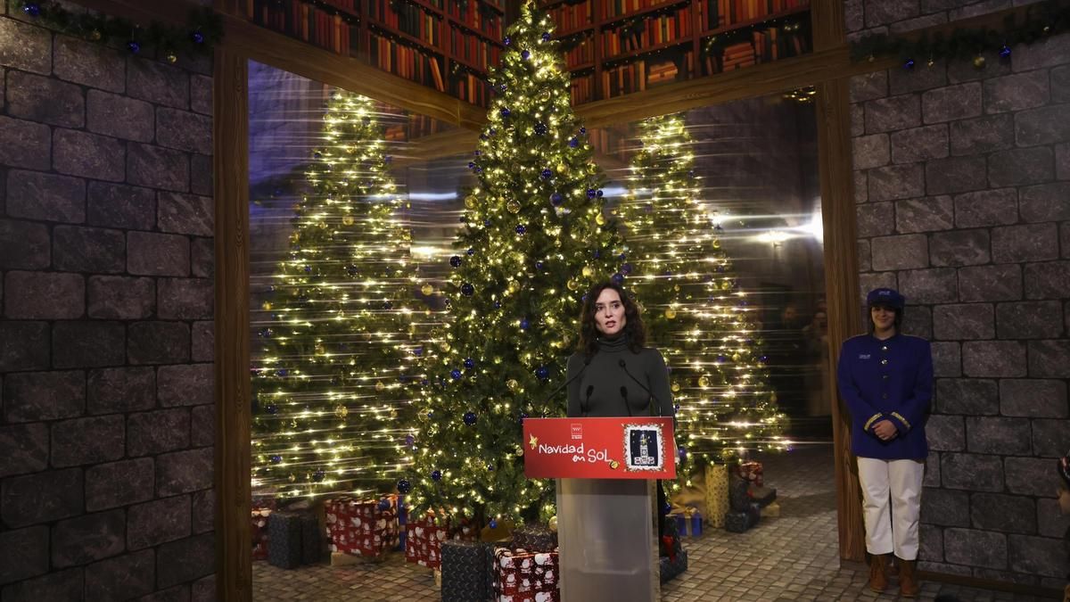 El PP de Ayuso critica a Sánchez por felicitar las fiestas en lugar de la Navidad... como hacían sus dirigentes: "No cuesta tanto decirlo"