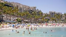 Turistas en Anfi del Mar en Gran Canaria (ALEJANDRO RAMOS)