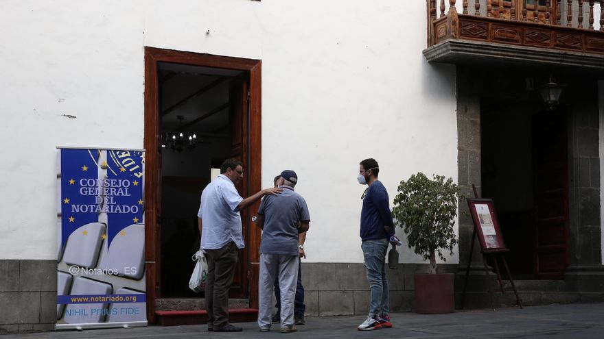 Los notarios que ayudan a desenredar los registros de las casas sepultadas por la lava