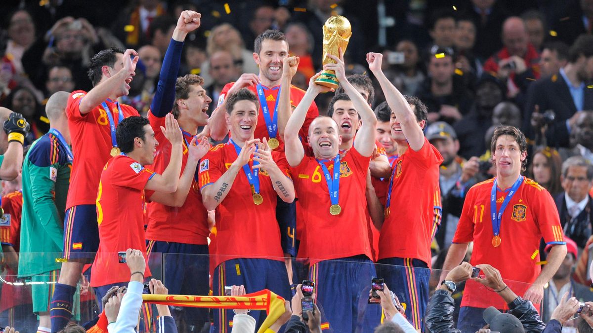Andrés Iniesta, héroe de la final, levantando el trofeo en 2010