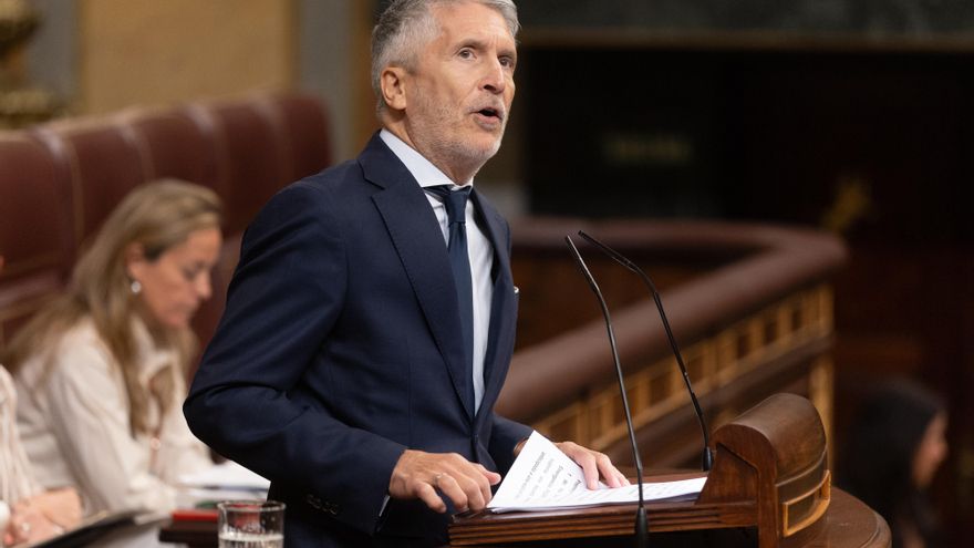 El ministro de Interior, Fernando Grande-Marlaska, interviene  durante una sesión plenaria en el Congreso de los Diputados