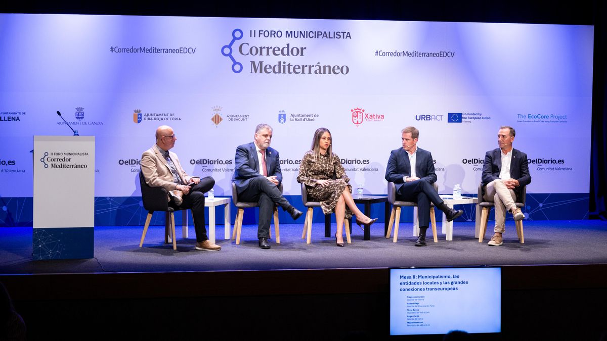 El periodista de elDiario.es Miguel Giménez junto a los alcaldes de Villena, Fulgencio Cerdán; la Vall d'Uixò, Tania Baños; Xàtiva, Roger Cerdà; y Riba-roja del Túria, Robert Raga, en el II Foro Municipalista Corredor Mediterráneo.