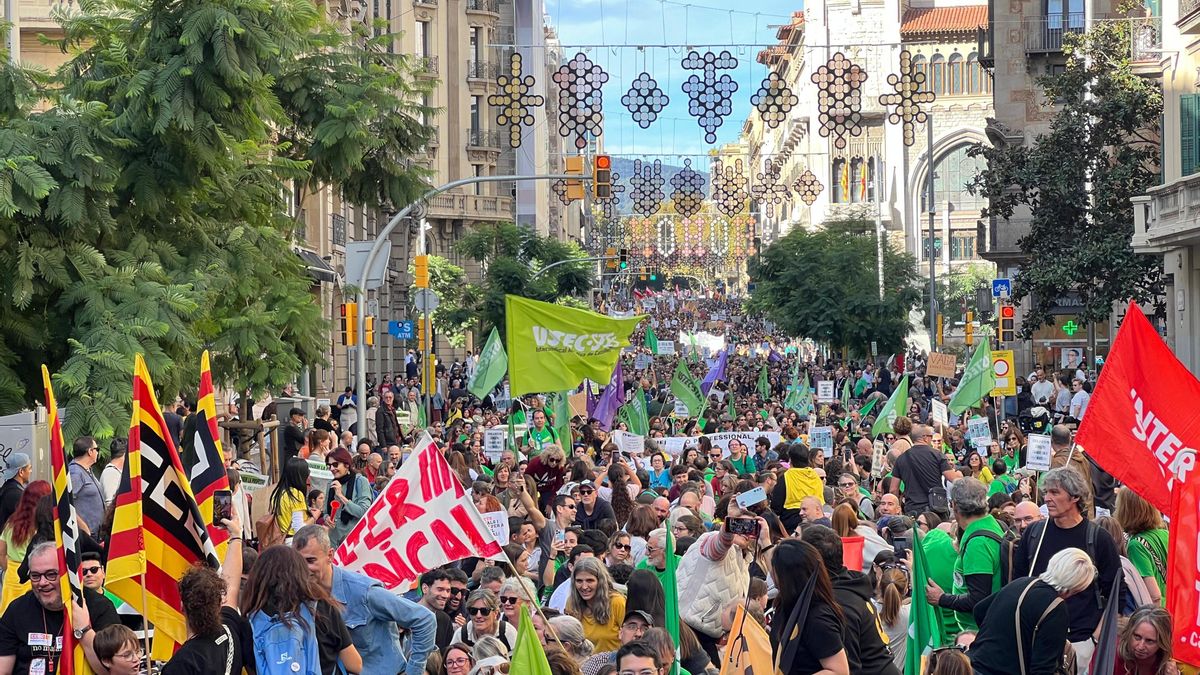 Miles de profesores se manifiestan en Barcelona para pedir mejoras en sus condiciones laborales