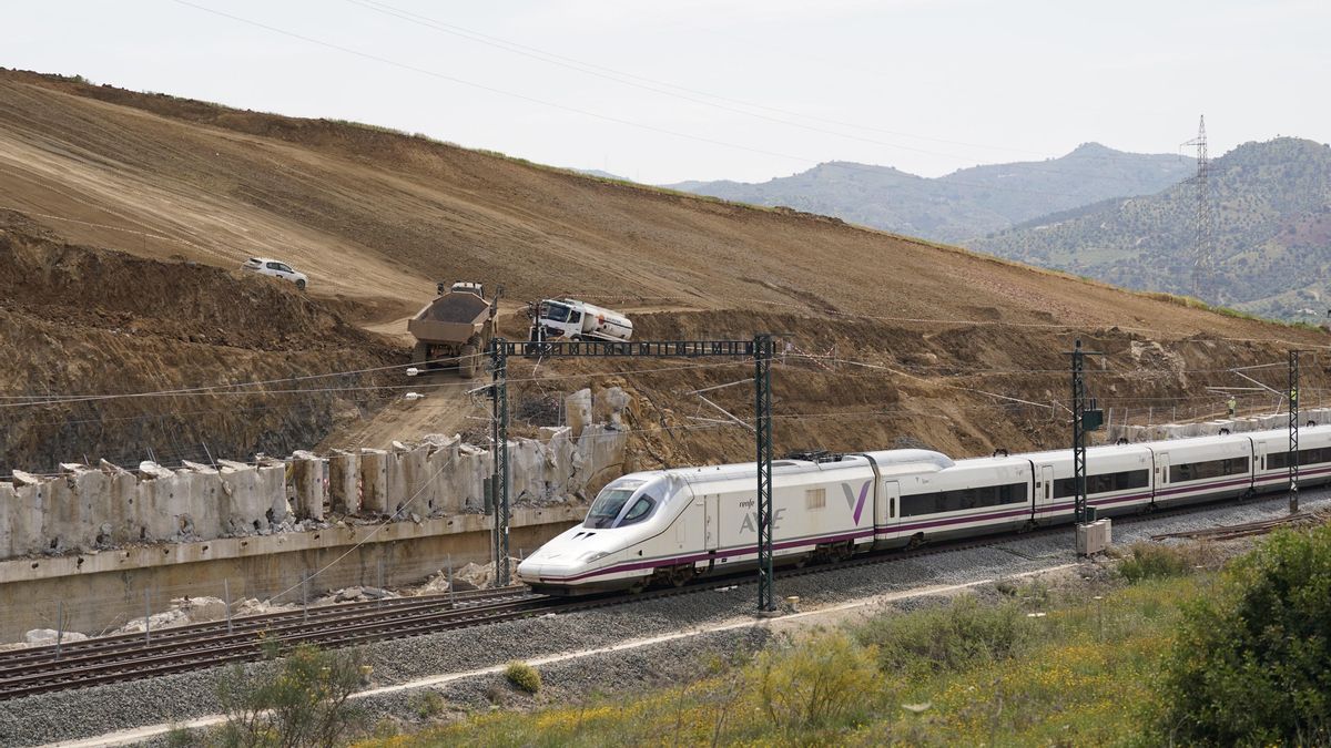 Un tren AVE a su paso por el punto donde tuvo lugar el desprendimiento de un talud que ha tenido suspendida la conexión directa Málaga-Madrid durante tres meses. A 30 de abril de 2026 en Málaga.