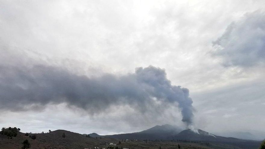 La ceniza del volcán vuelve a caer en El Paso y Los Llanos