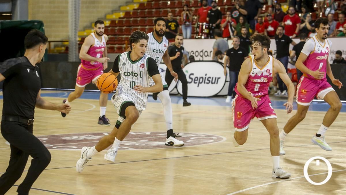 Lance de un partido entre el Coto Córdoba CB y el Caja 87