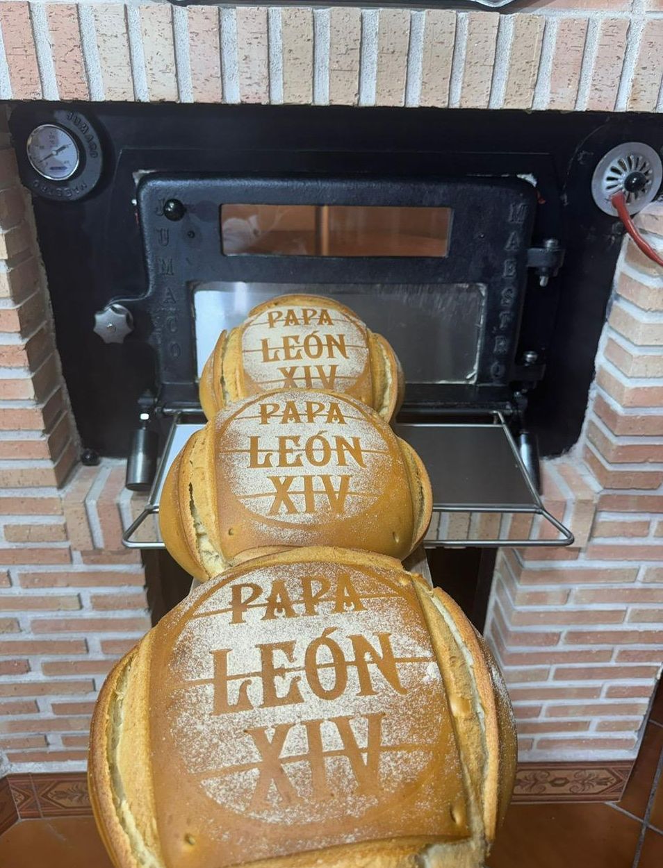 Los panes saliendo del horno. IMAGEN CEDIDA POR ÁNGEL RUIZ