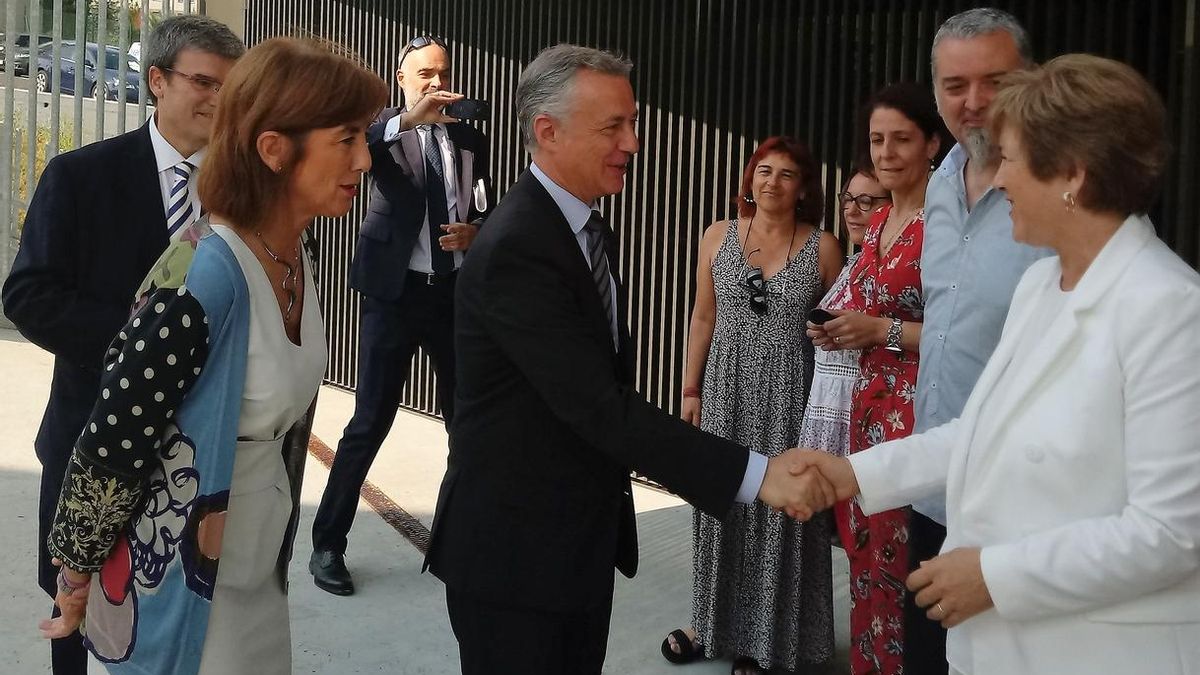 Urkullu dice que no tiene nada que decir sobre una coalición PSOE y Podemos e insta a trabajar para formar Gobierno