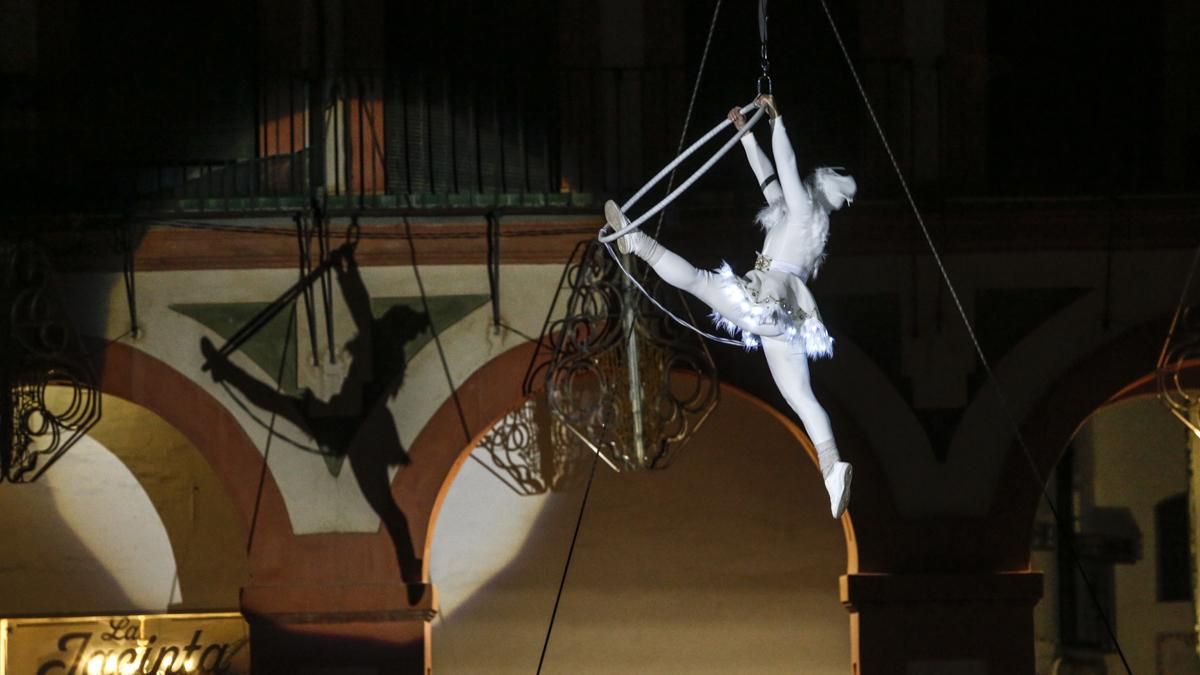 Espectáculo aéreo en la plaza de la Corredera