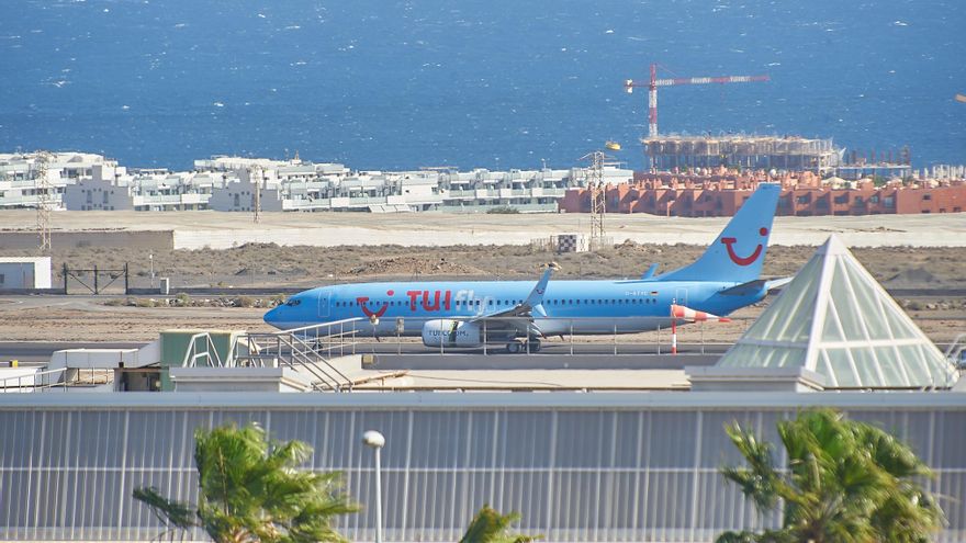 La negativa de Canarias a que las aerolíneas paguen por emitir CO2 inquieta a expertos y ambientalistas