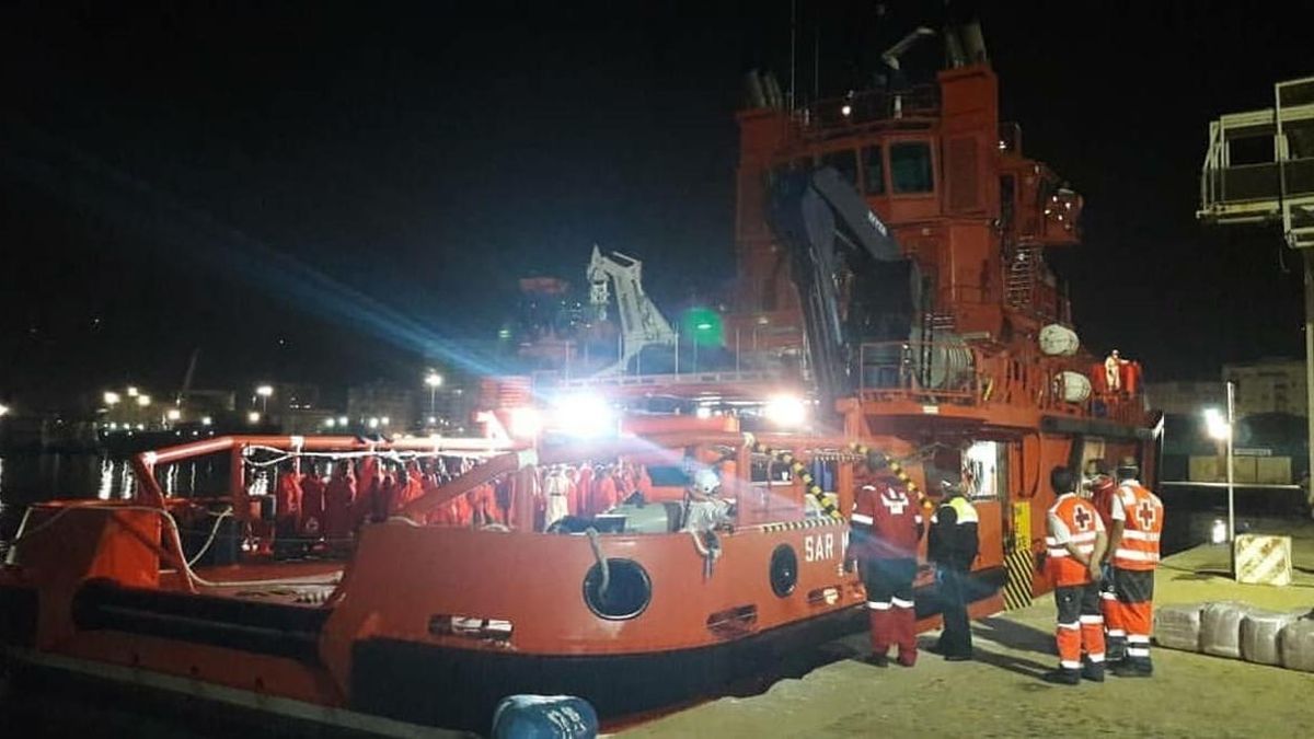 Subdelegación y Puerto trabajan para alojar a 100 inmigrantes en la Casa de Botes hasta su traslado a San Roque