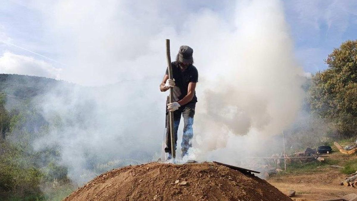 El fuego como aliado del bosque: una carbonera tradicional enseña gestión forestal a alumnos de la ULE