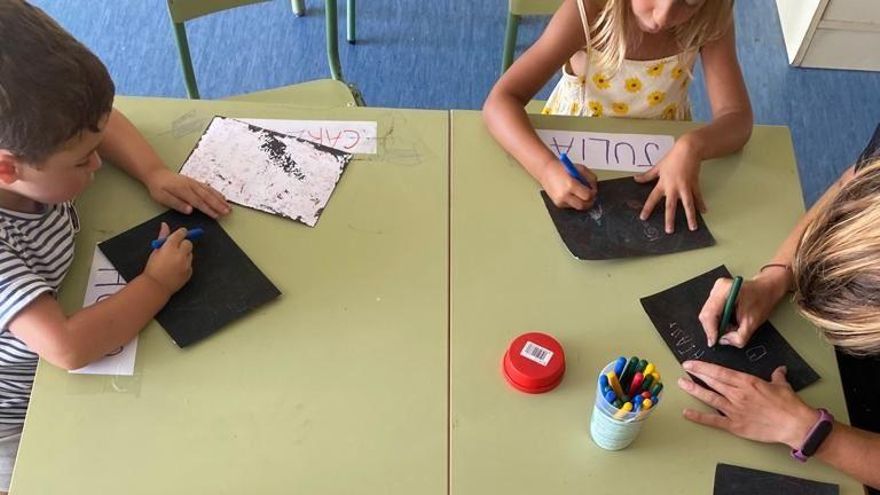 Niños en una ludoteca.