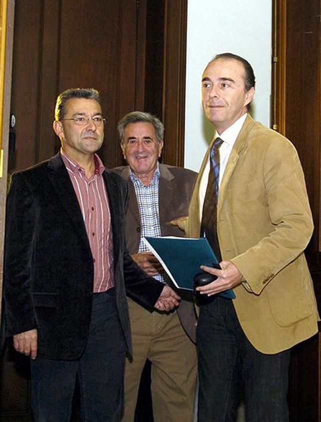 Paulino Rivero (d) junto a Manuel Hermoso (c) y Miguel Zerolo (d). (Cristobal García/Efe).