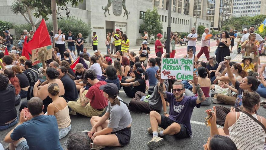 Miles de personas se manifiestan en Gran Canaria: "El baifo está en la calle, no tenemos casa"
