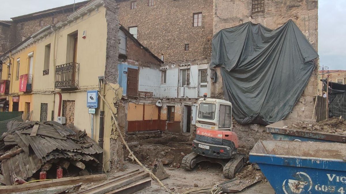 Detalle de la fachada lateral del Obispado, restos de Puerta Obispo, aparecida tras el derribo.