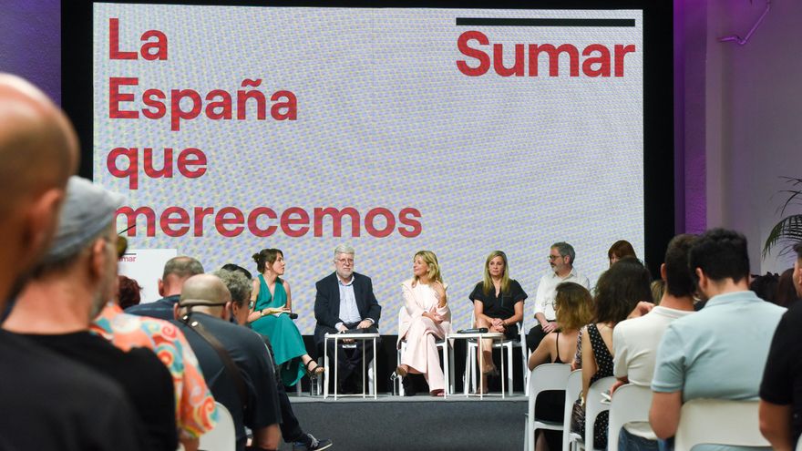 (I-D) La cabeza de lista de Sumar en León, Violeta Serrano; el embajador de España ante las Naciones Unidas, Agustín Santos Maraver; y la vicepresidenta segunda del Gobierno y ministra de Trabajo y Economía Social, y fundadora de Sumar, Yolanda Díaz duran