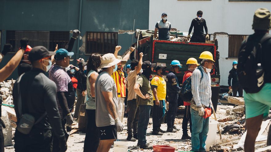 Rescatistas y vecinos tratan de escuchar alguna señal de vida que provenga de un edificio colapsado en Pereira (Colombia), el 11 de agosto de 2026.