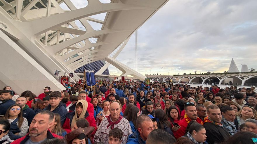 Compromís y PSPV denuncian el colapso en la recogida del ninot y JCF recuerda: solo deben ir 10 falleros por comisión