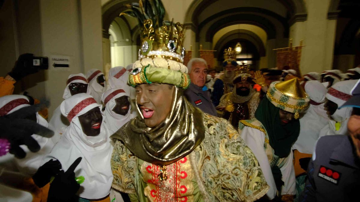 Moreno es jaleado por los beduinos, también con la cara pintada de negro.