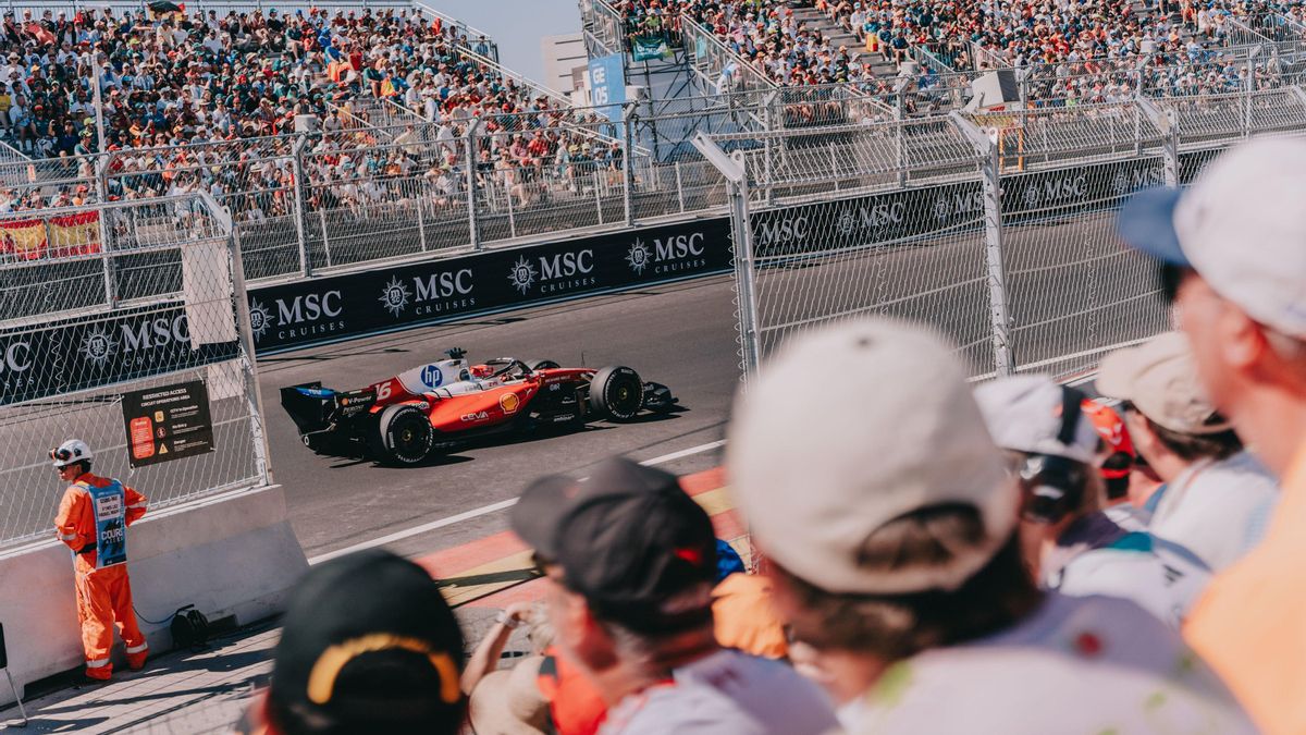 El Ferrari de Charles Leclerc pasa ante las gradas de MADRING durante el Gran Premio de España