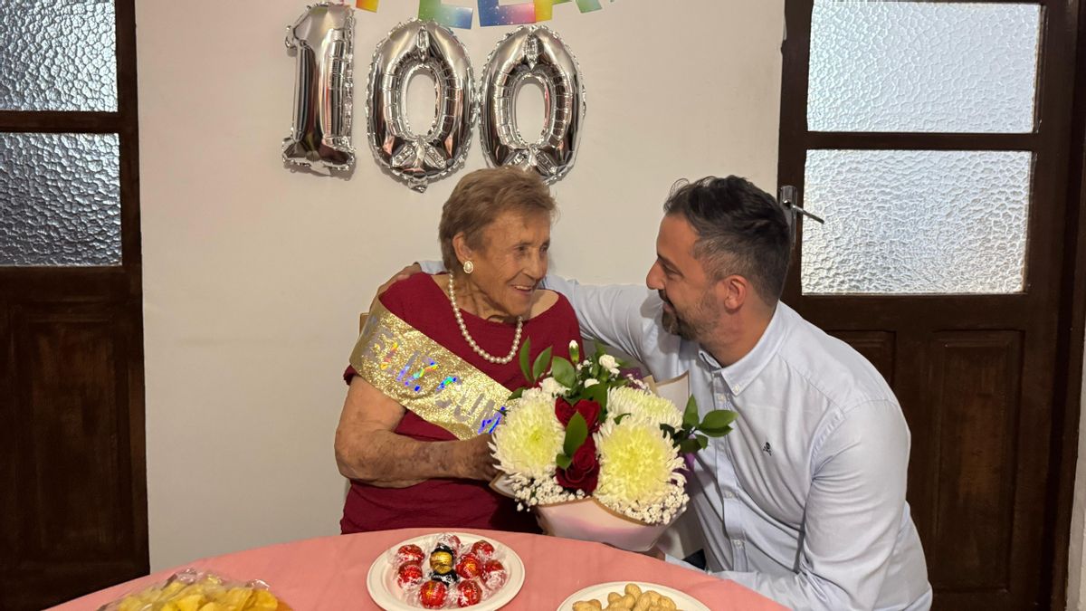 La vecina de Telde (Gran Canaria) María Jiménez, más conocida como ‘Mariquita’ Jiménez, junto al alcalde, Juan Antonio Peña.