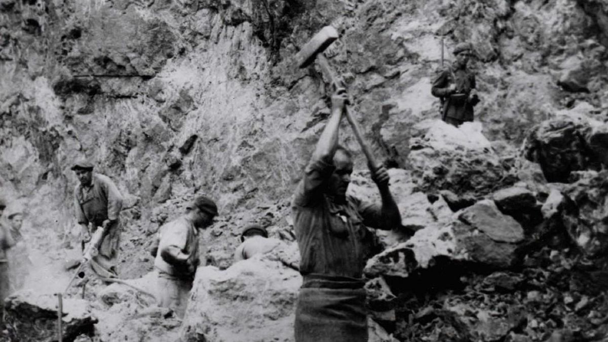 Prisioneros trabajando en las minas de hierro y carbonato de Gallarta (Bilbao, Bizkaia).