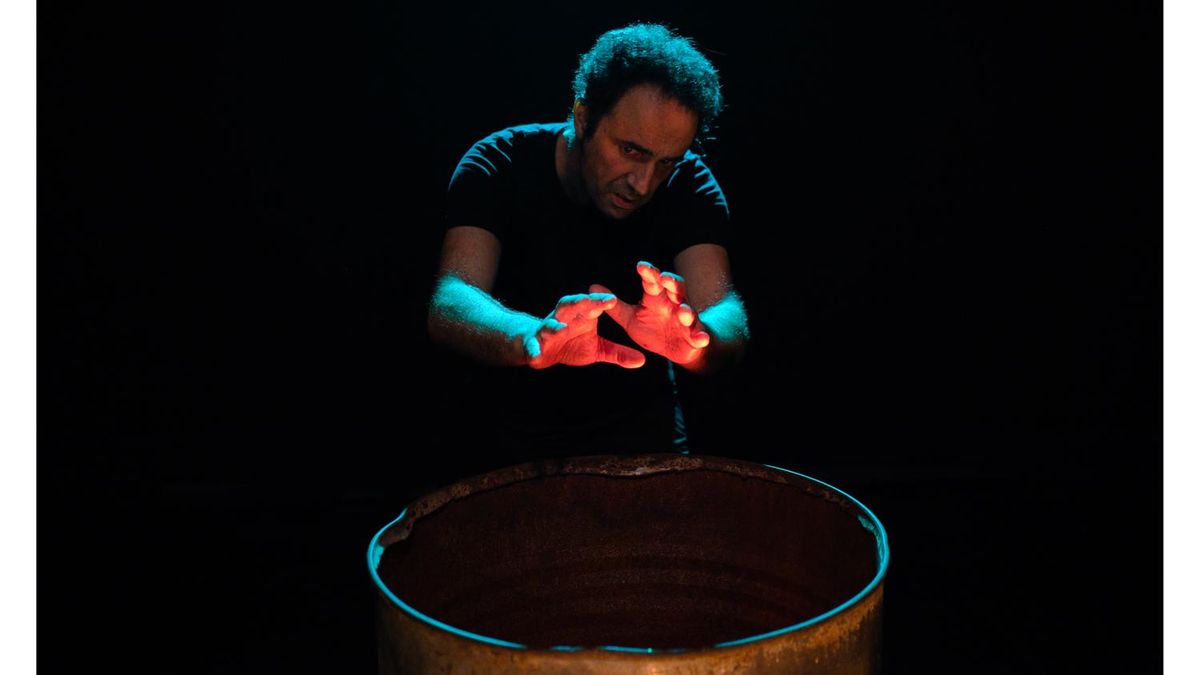 Un bidón, elemento esencial de la escenografía de 'Yo soy 451'