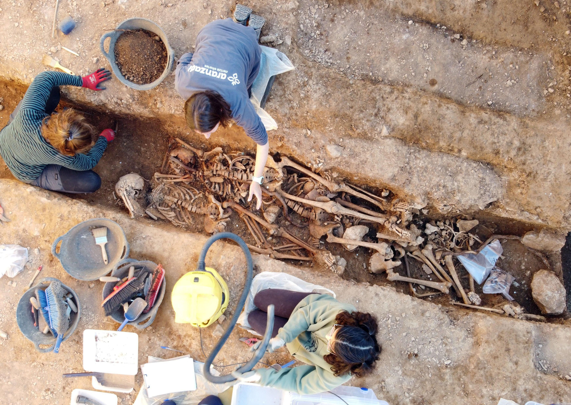 Excavación en una de las fosas del cementerio de Son Coletes (Mallorca)