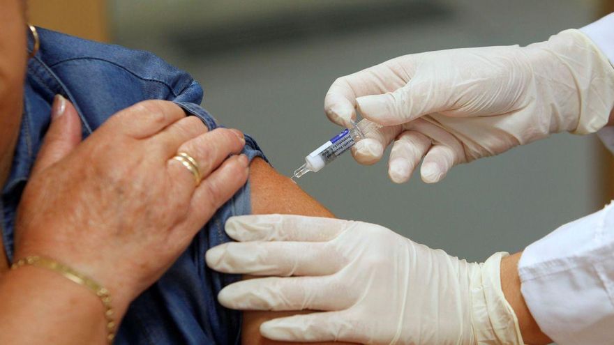 Vacunación, mascarillas y test rápidos: los aliados para frenar la 'tormenta perfecta' de gripe y COVID