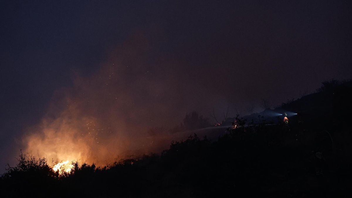 La noche ha sido "larga" en la Vall d'Uixó, que ha visto acercarse el fuego al casco urbano