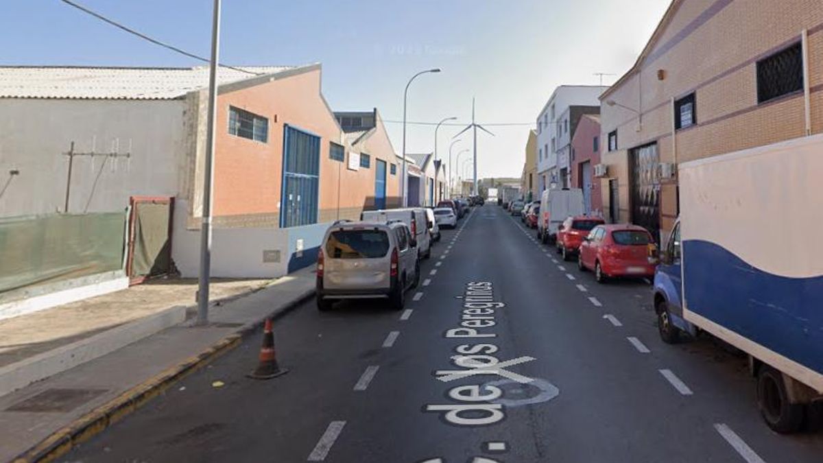 Trasladadas dos personas al hospital tras caerles encima una plancha en Telde, una de ellas en estado crítico