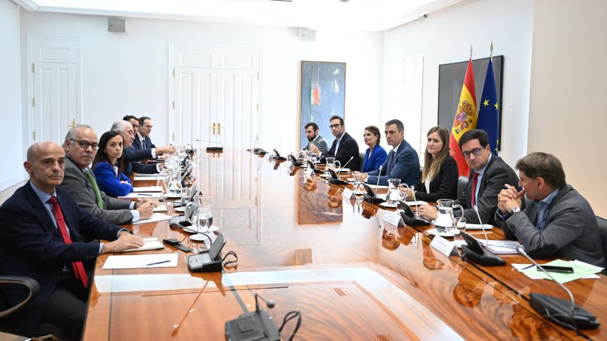 Reunión del presidente del Gobierno, Pedro Sánchez con las principales compañías eléctricas tras el apagón que afectó a toda la Península Ibérica