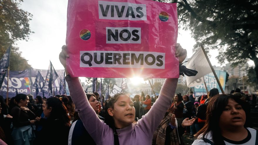 Personas participan en una movilización convocada por el movimiento feminista Ni Una Menos, este miércoles en Buenos Aires (Argentina).