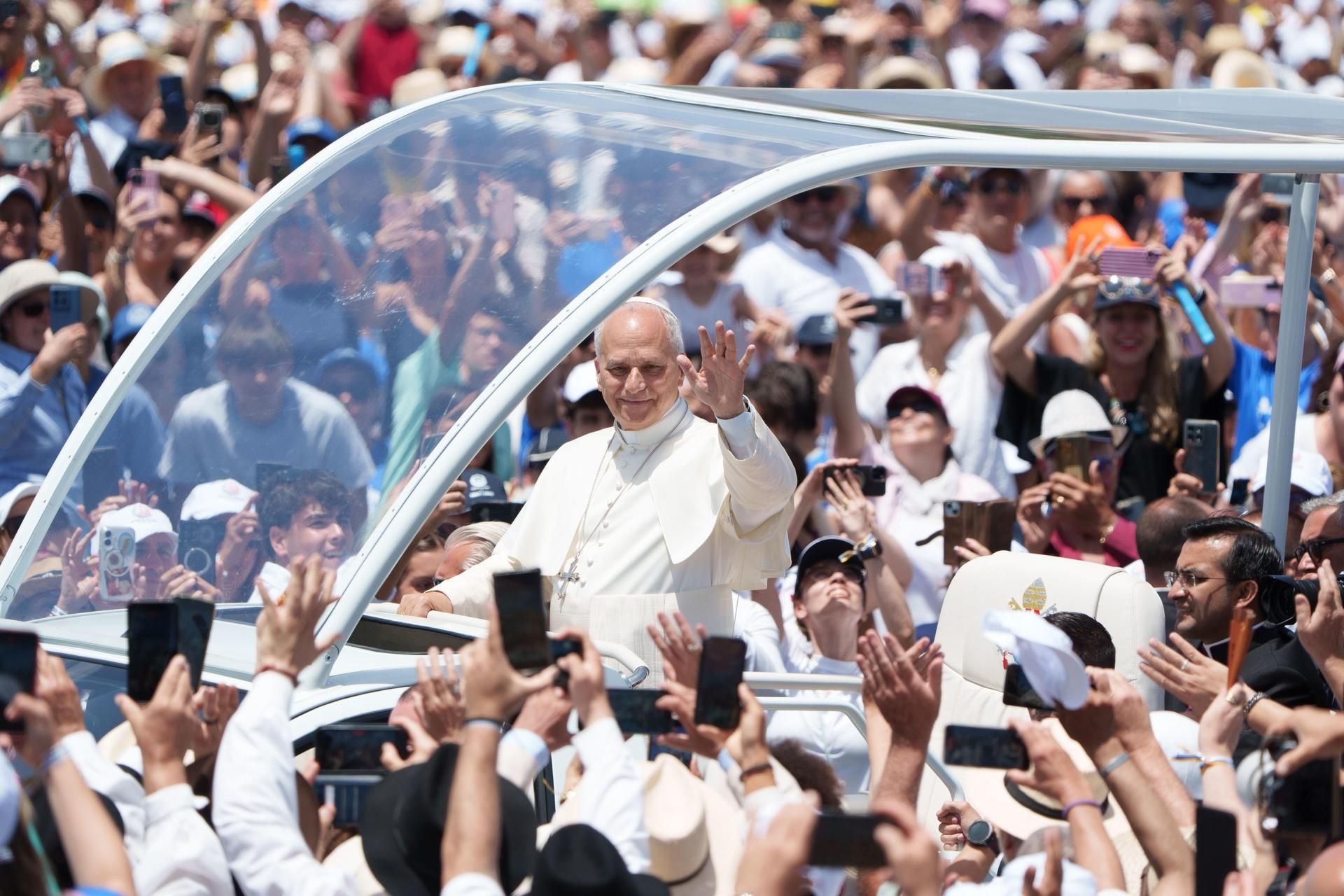 Miles de personas recibieron este viernes al papa León XIV en el puerto de Santa Cruz de Tenerife, donde celebró una misa multitudinaria en su último día de viaje a España.