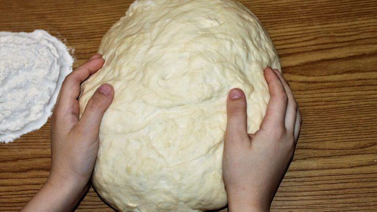 La base es muy similar a la del pan, a base de harina de trigo, aceite y agua